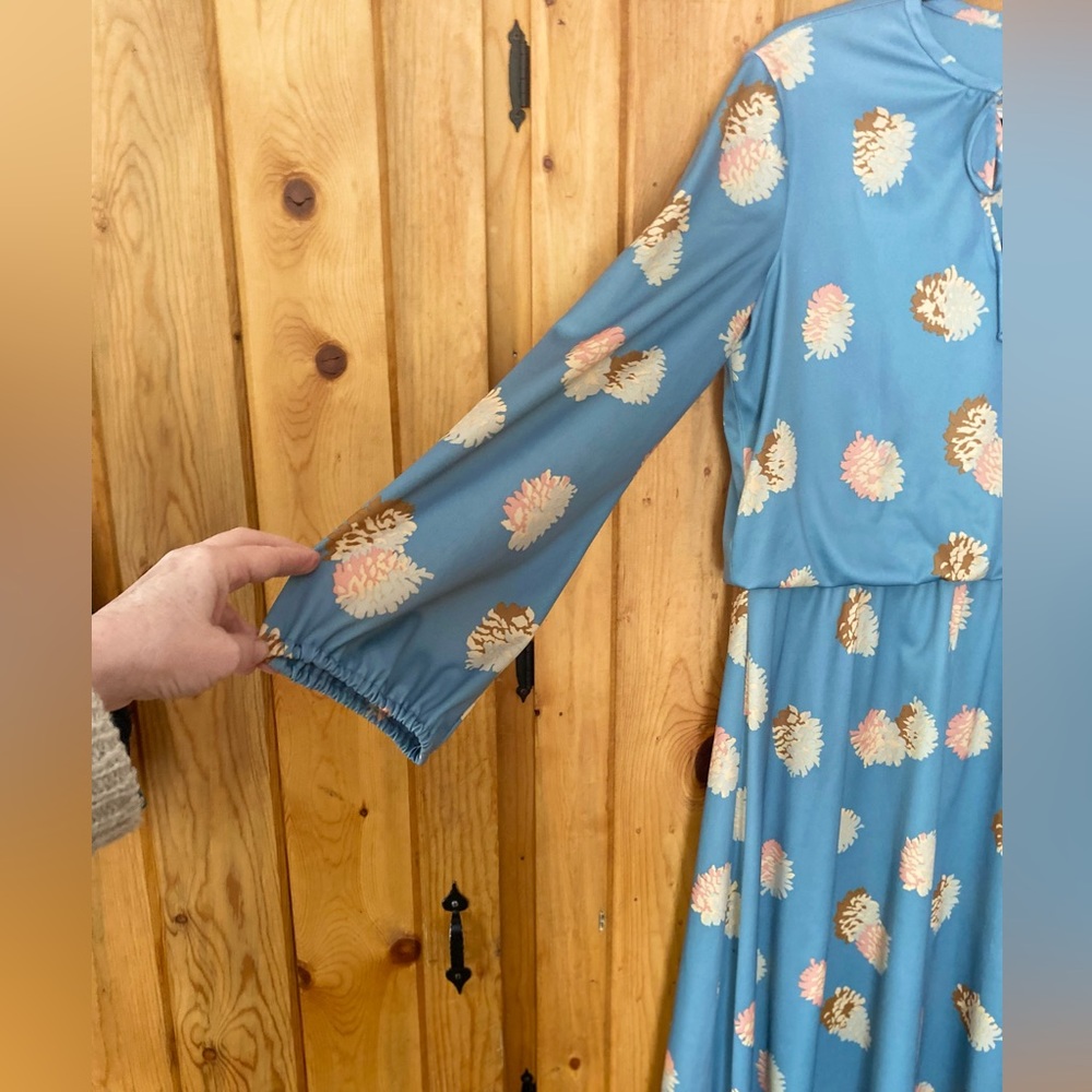 Vintage powder blue pine cone print dress in excellent condition. - Picture 5 of 11